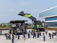 设备搭载正压静音驾驶室、全景天窗、大雨刮、