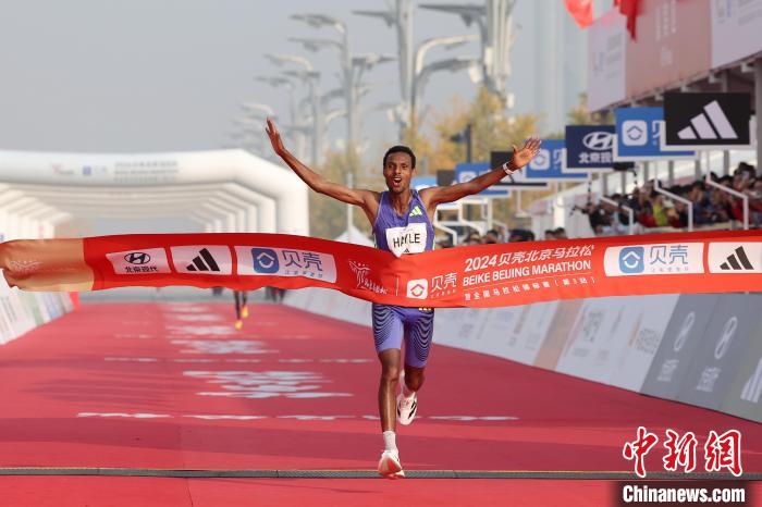 北京马拉松鸣枪开跑：非洲选手包揽男女组冠军