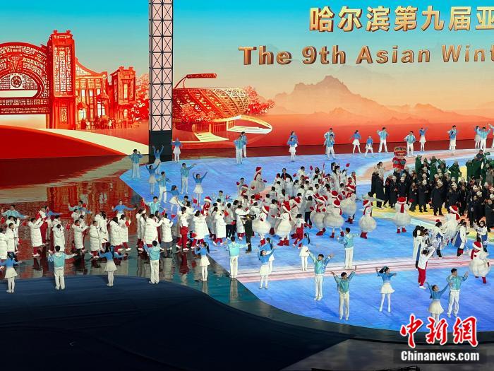 哈尔滨亚冬会闭幕式：中国代表团整齐入场引发