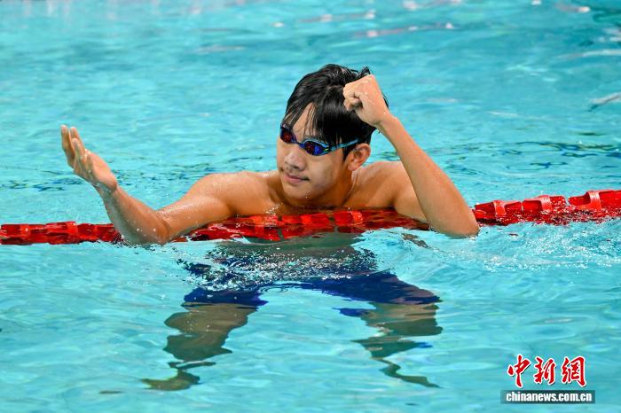 张展硕勇夺男子400米自由泳冠军，唐钱婷于子迪