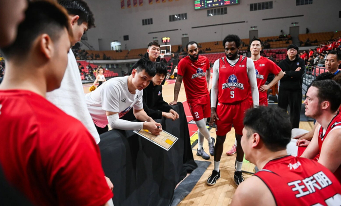 前CBA中锋许钟豪代理主帅怒斥外援职业态度引争