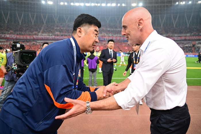 残阵海港逼平泰山 球迷怒斥代理主帅战术失当