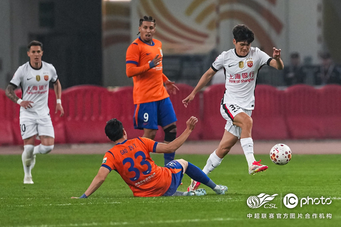 残阵海港逼平泰山 球迷怒斥代理主帅战术失当